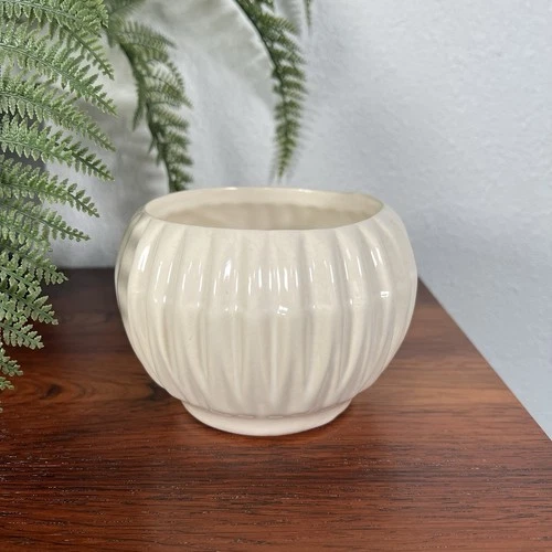 Vintage McCoy USA Pottery Cream Ivory Colored Ribbed Ball Planter #685