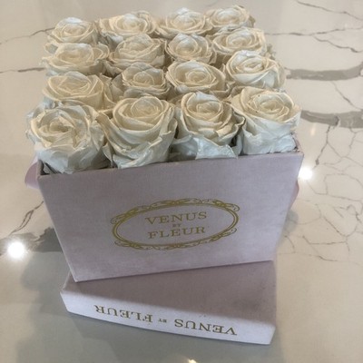 Venus Et Fleur 16 ￼ Flowers White Pink box