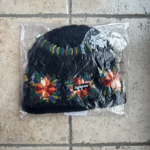 Bonnet noir Supreme au crochet neuf à la main