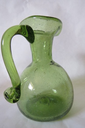 Jarra de arte vintage de vidrio verde soplado a mano 5" - Imagen 6 de 12