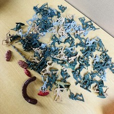 Lot of 105 Vintage US Army Men Poses Plastic Toy Soldiers Sand Bags And Fence