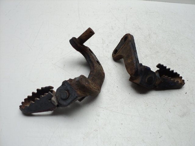Yamaha XT550 XT 550 #5080 Foot Pegs / Foot Rests with Mounts | eBay