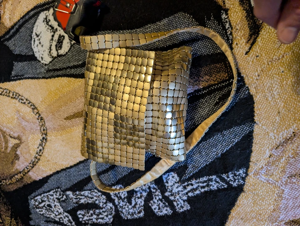 Cartera de malla metálica dorada Bolso de mano Bolso de noche Disco sin asas De colección Años 70 80 Foto 2 de 4