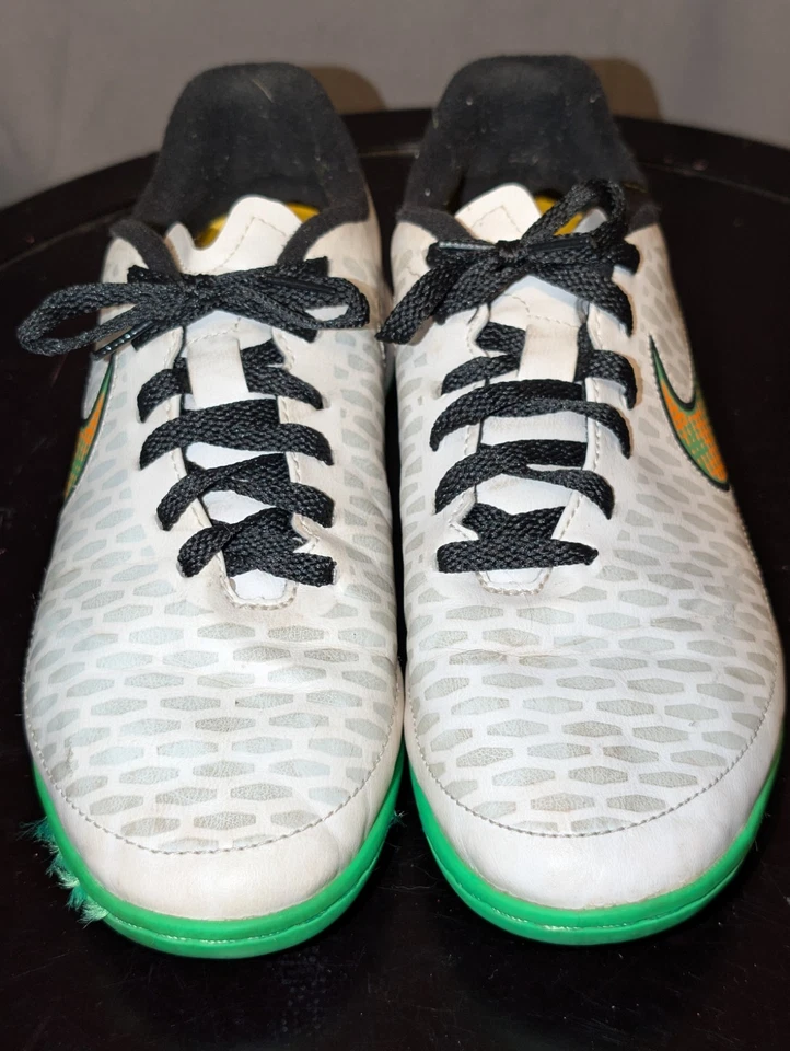 Zapatos de fútbol Nike Turf 6y JR Magista Onda IC para jóvenes negros blancos verdes  Foto 2 de 4
