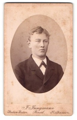 Fotografie J. Jungmann, Baden-Baden, Werderstr. 1, Junger Herr im Anzug mit Fli 