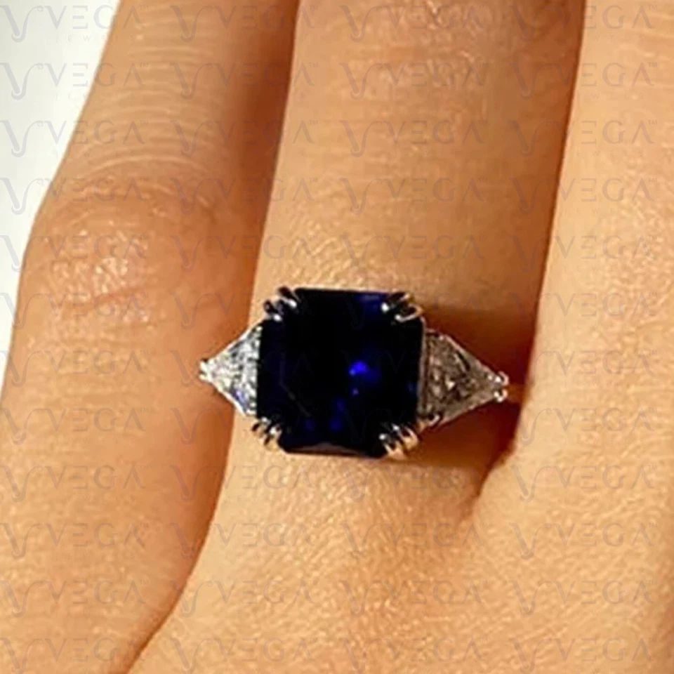 Anillo de tres piedras con diamantes de zafiro natural y cojín de 5,0 quilates enchapado en oro blanco de 18 quilates Foto 2 de 4