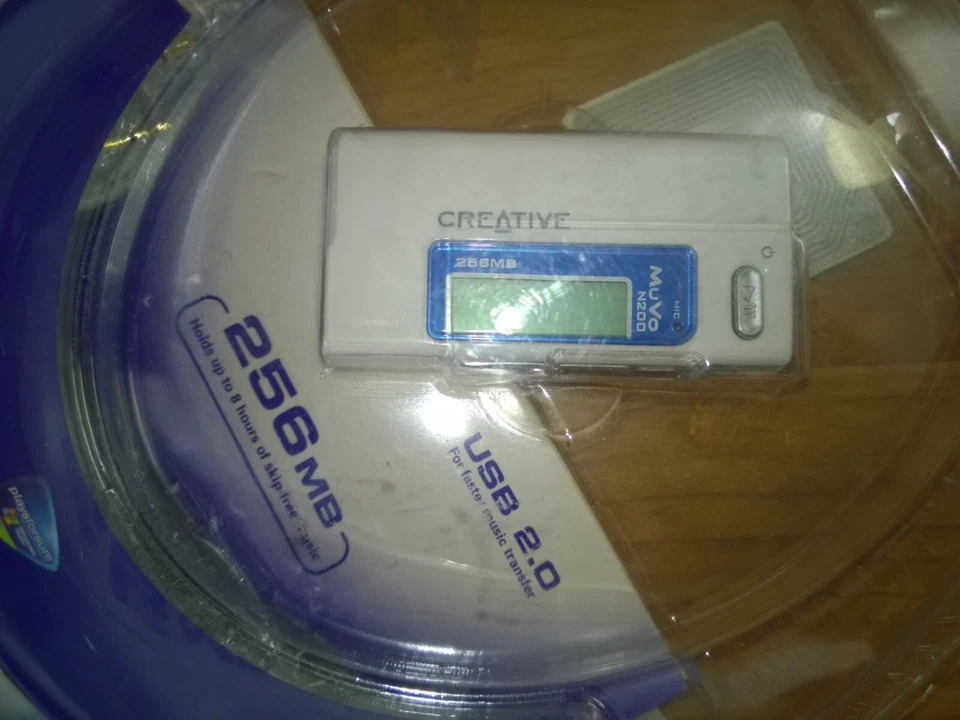 Creative MuVo Micro N200 256 MB MP3 Player White - Image 4 of 4