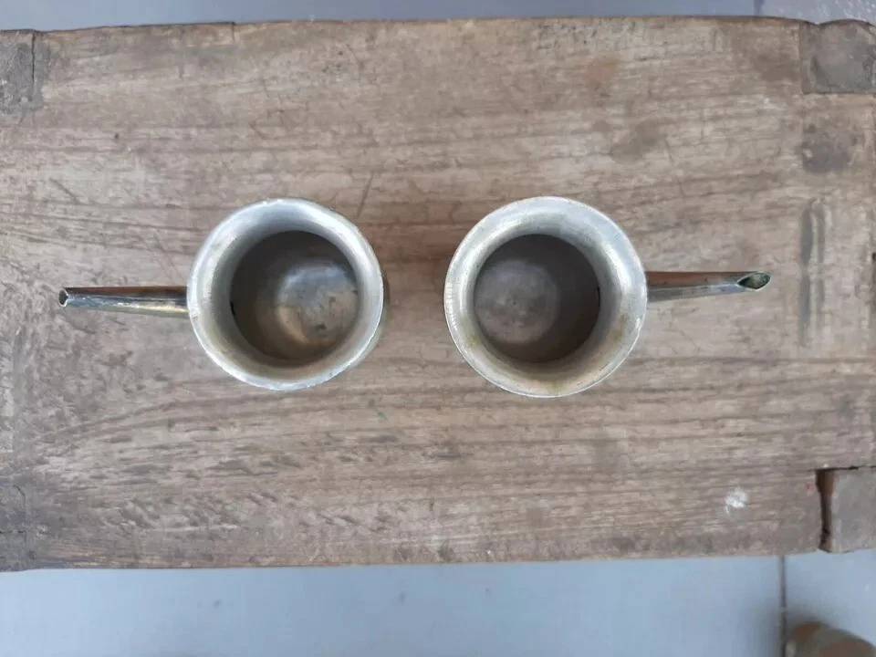 Antiguo par de olla de agua con caño de adoración hindú sagrada primitiva de latón antiguo Foto 3 de 4