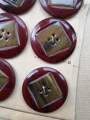 STRIKING TWO-COLOUR VINTAGE PLASTIC BUTTONS red / brown - Picture 3 of 3