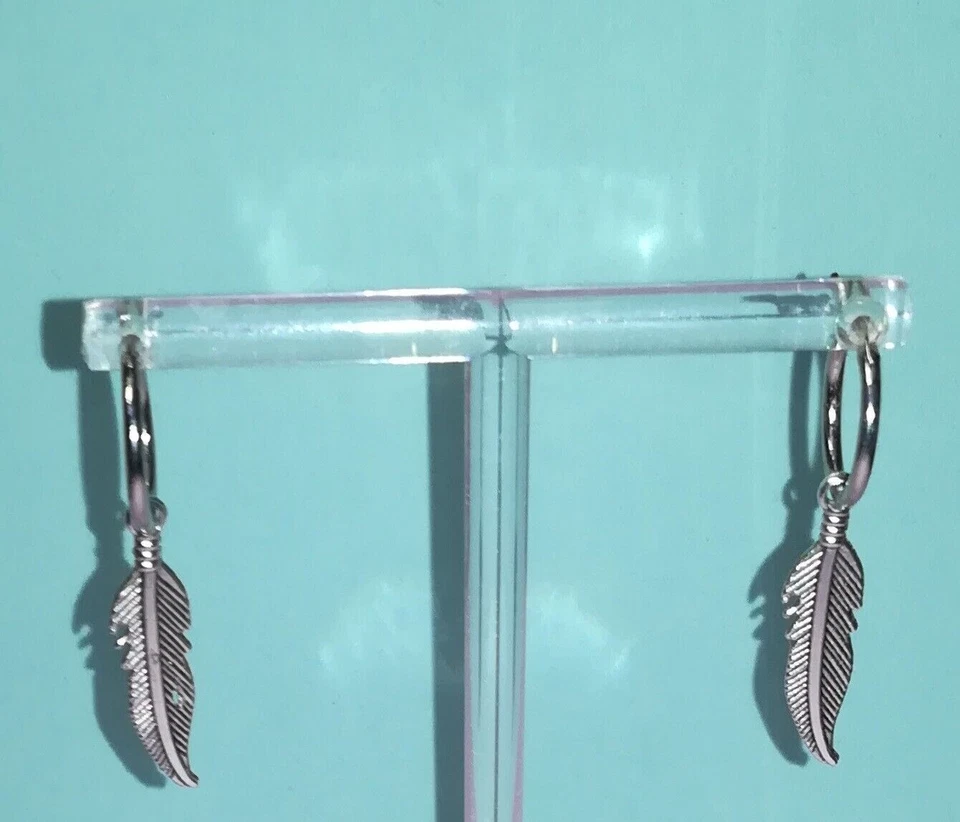 Orecchini a Cerchio Uomo Donna Cerchi con Piuma Pendente Colore Argento Unisex - Immagine 3 di 3