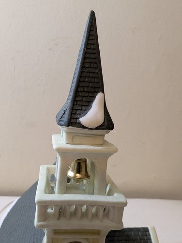 Heartland Valley Village Deluxe Porcelana Amarillo Iluminado Iglesia O'Well 2011 Caja - Imagen 4 de 18