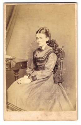 Fotografie F. W. Evans, London, 246, Old Kent Road, Junge Dame im modischen Kle 