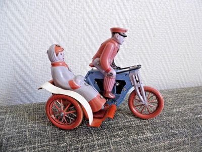 Blechspielzeug / Motorrad mit Beiwagen / Kettenantrieb