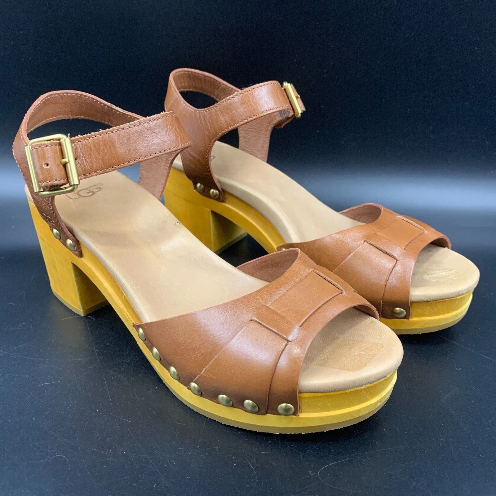 Sandali con tacco UGG Janie in pelle marrone con borchie e cinturino alla caviglia taglia 6