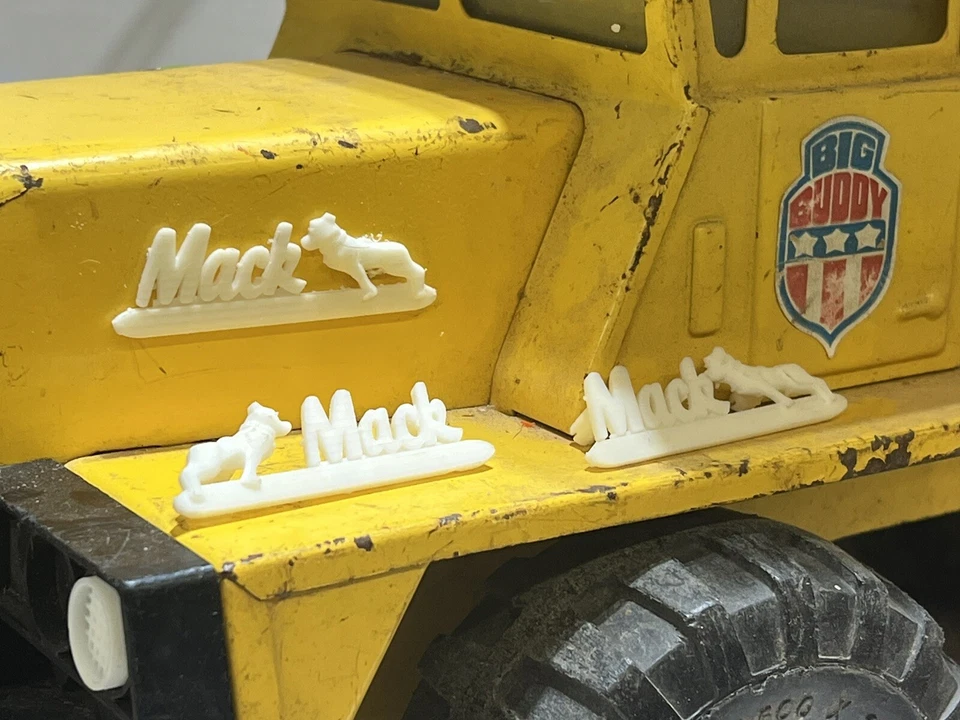 Insignias laterales de volteo Buddy L Mack de colección (SOLO INSIGNIAS LATERALES) Foto 2 de 4