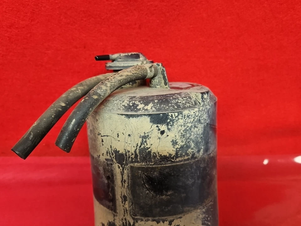 Bote de emisiones de vapor de carbón 89-94 Nissan D21 / 93-95 Pathfinder 3,0 L V6 Foto 3 de 4