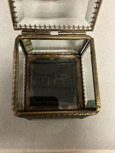 Nicole Miller Beveled Mirrored Jewelry Keepsake Box Ring Pillow Monogram “G” - Picture 8 of 10