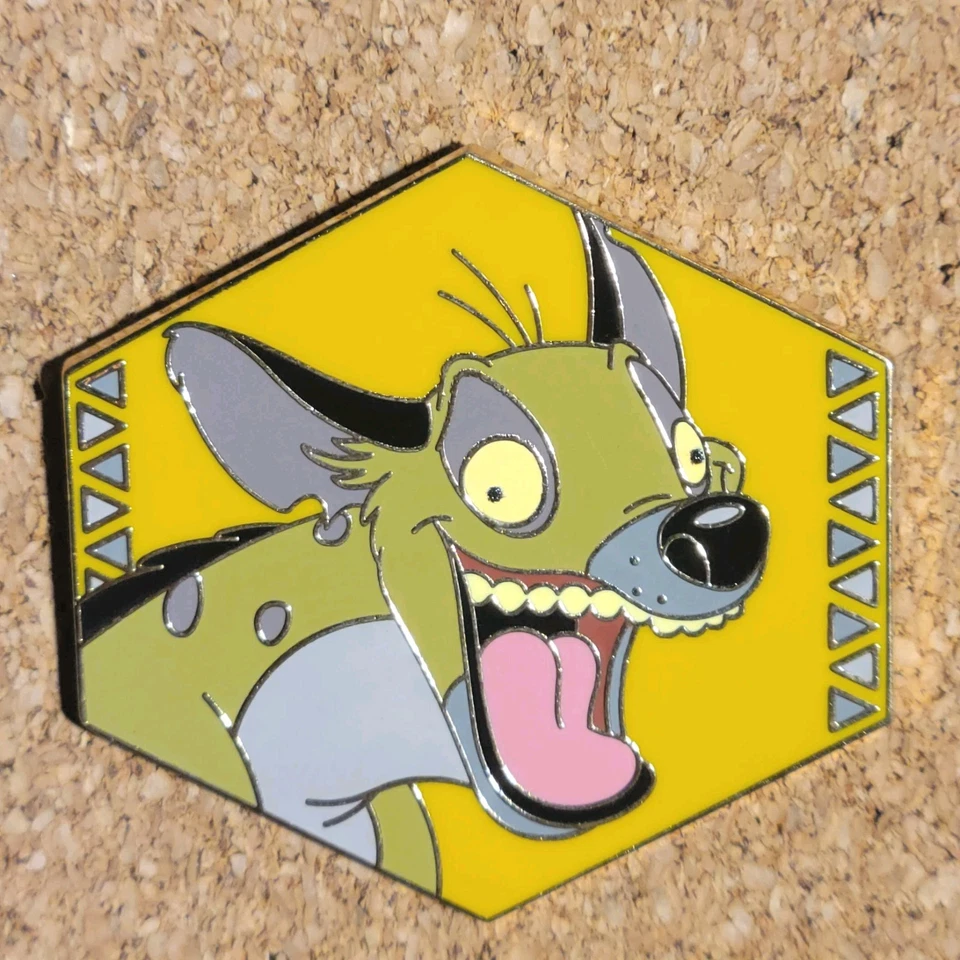 Prendedor comercial misterioso con forma hexagonal hiena cara riendo del rey león de Disney 2024 Foto 3 de 3