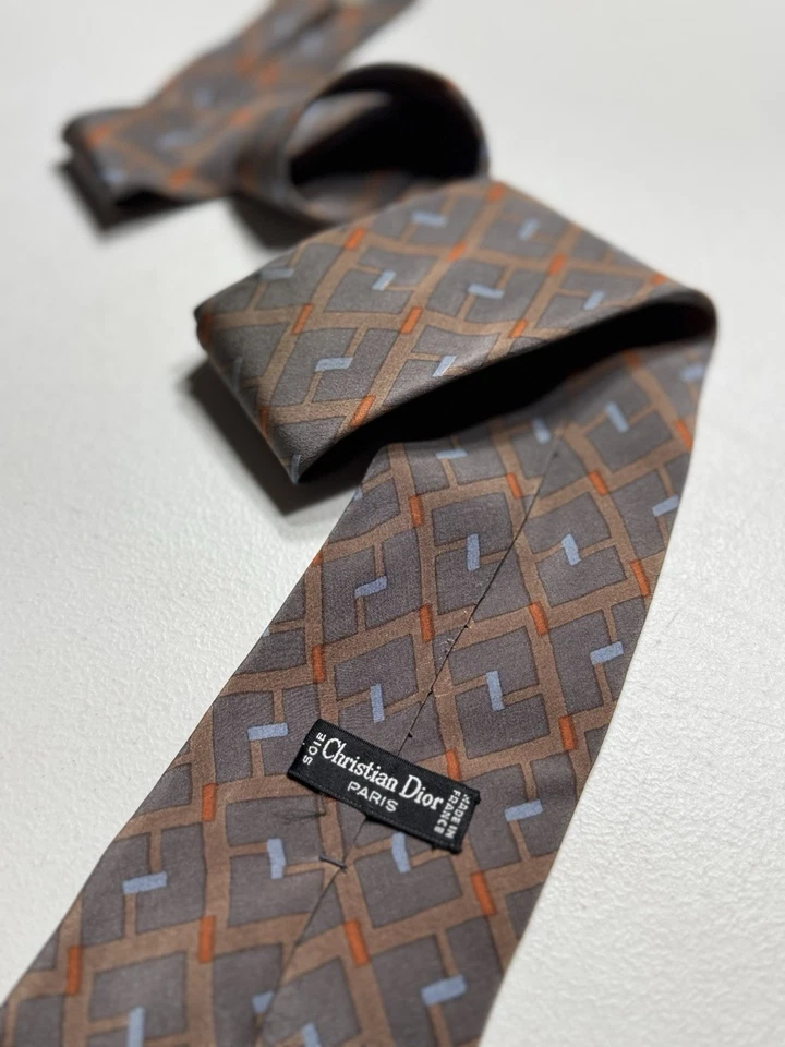 Lote de 8 corbatas de colección Yves Saint Laurent, Christian Dior, Salvatore Ferragamo y más Foto 3 de 4