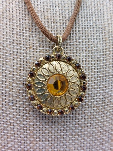 Collar Napier Firmado 18" Colgante Flor Redonda Amarillo Estrás Cordón Marrón - Imagen 4 de 6