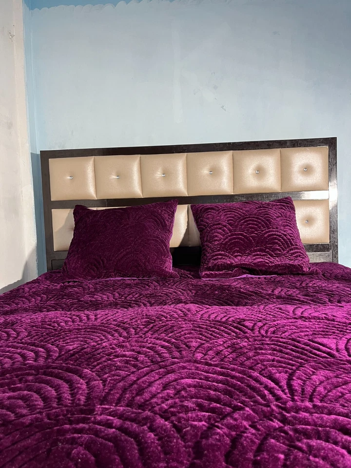 Edredón cálido ligero de terciopelo hecho a mano para dormitorio Foto 4 de 4