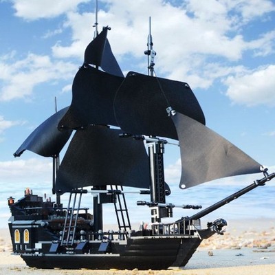 MOC Pirates of the Caribbean Black Pearl Ship   875 Building Block Warship Set