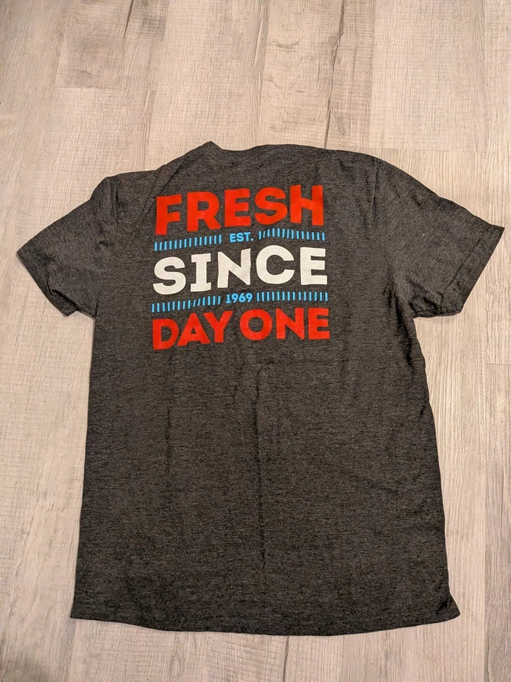 Camisa de Empleado de Restaurante Wendy’s Camiseta Gráfica Torneo NCAA Adulto Talla Mediana Foto 2 de 4