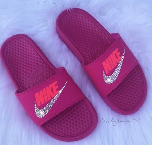 hot pink nike flip flops