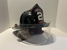 Casco de bomberos vintage Cairns Bros. 880 Chatham FD con insignia de cuero, forro y escudo