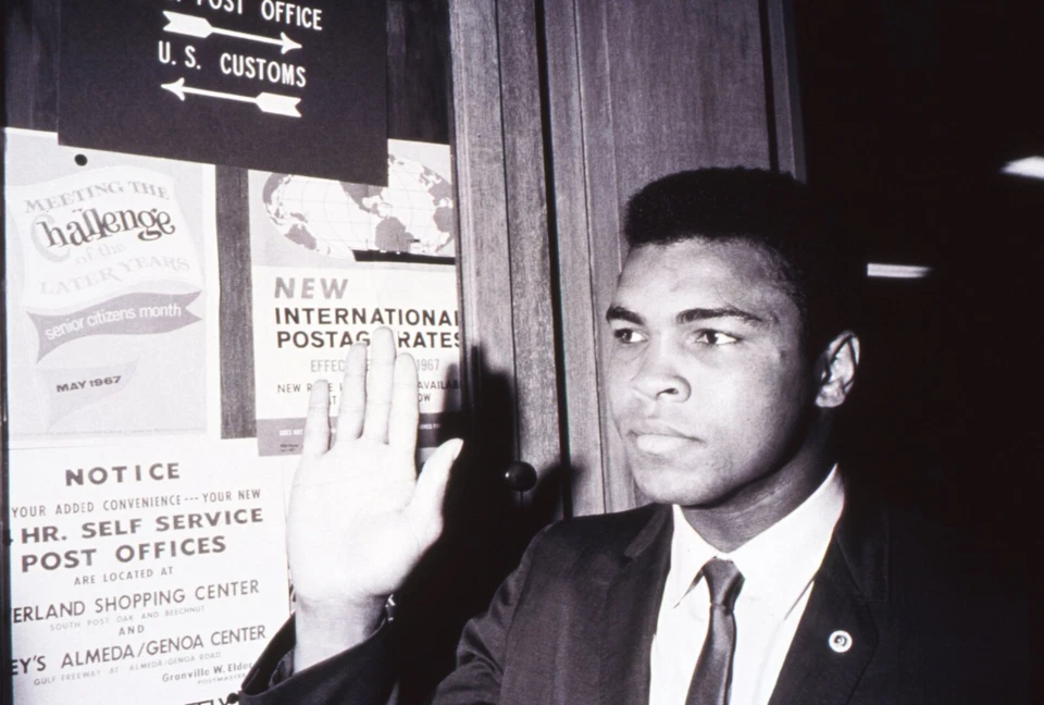 Muhammad Ali, 35 mm de transparencia, arcilla Cassius en inducción del ejército, 1967 Foto 3 de 3