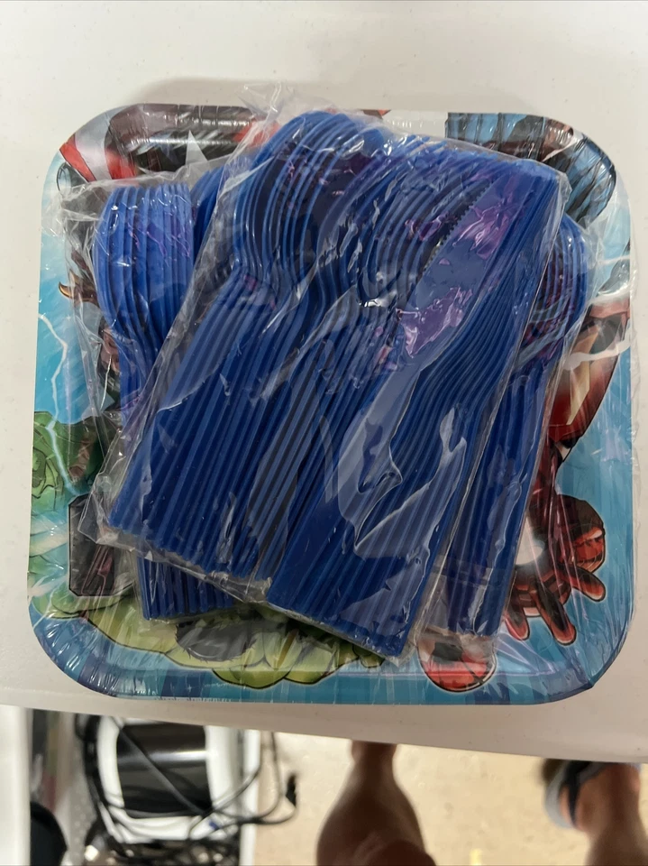 Platos de almuerzo Marvel Epic Avengers suministros de fiesta de cumpleaños 8 por paquete. Foto 2 de 3