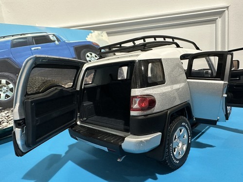 Modellino auto scala 1/18 pressofuso Toyota FJ Cruiser argento di AUTOart, *come nuovo* 🔥 - Foto 10 di 23