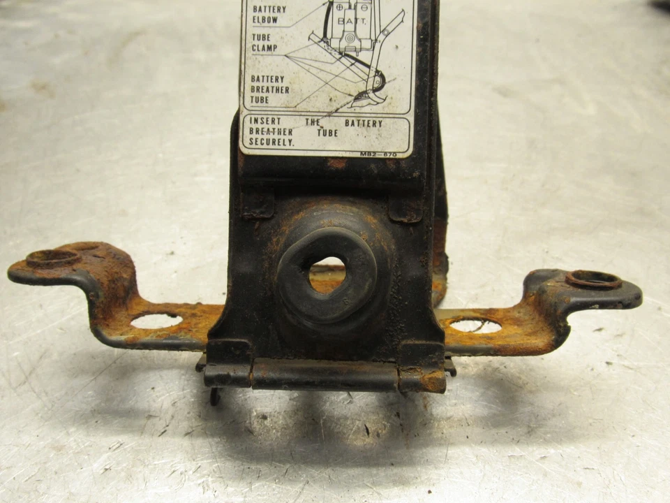 1984 Honda VF700F Interceptor Caixa de Bateria Bandeja 50320-MB2-000 - Imagem 2 de 4