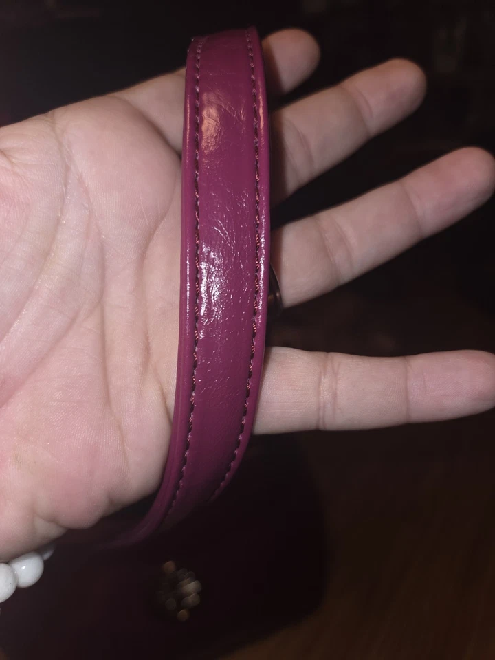 Bolso de mano Dasein para mujer de cuero sintético púrpura medallón bolso usado en excelente estado Foto 4 de 4
