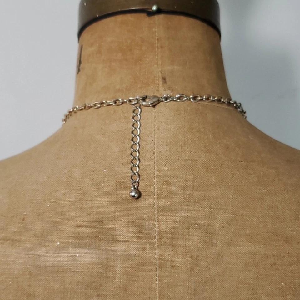 Collar Forever 21 llamativo gemas de plástico azul tono dorado punk cadena de motociclista Foto 4 de 4