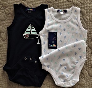 white sleeveless baby vests
