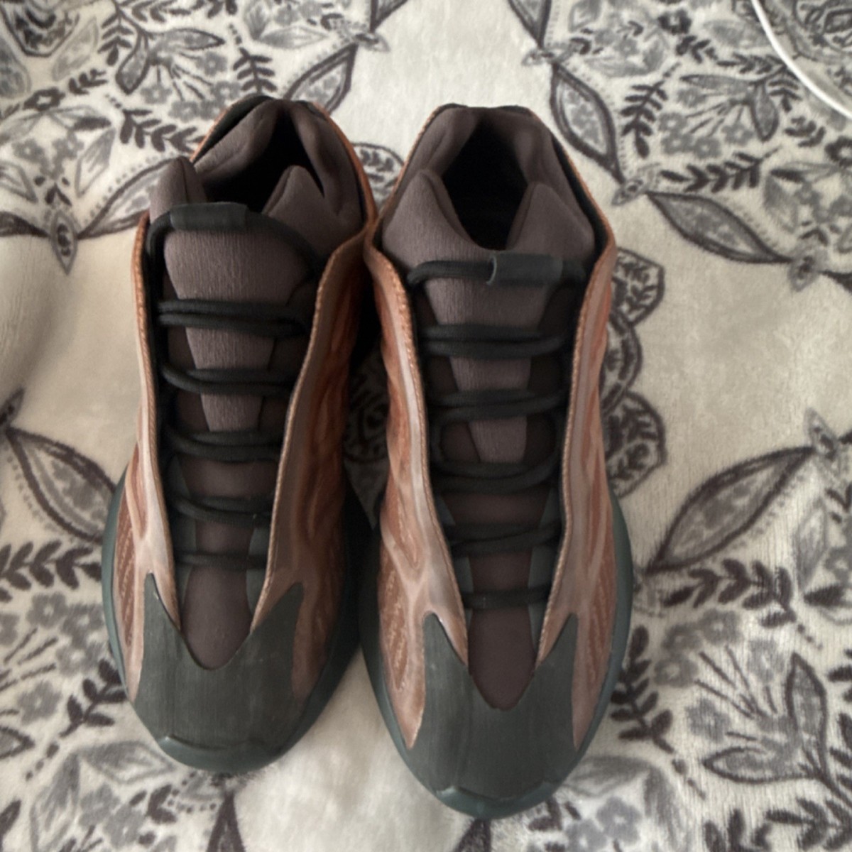 adidas Yeezy 700 V3 Copper Low Top Brown Black Men display picture 1