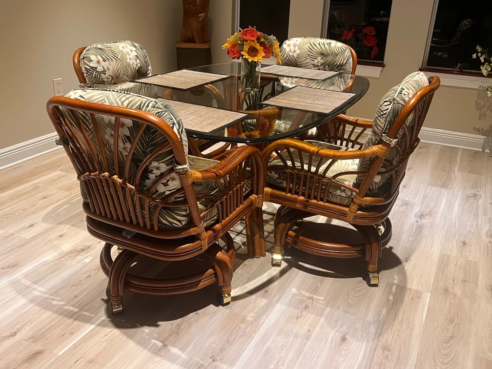 Juego de comedor Leaders de ratán. Mesa de cristal42"x 62". 4 sillas giratorias tapizadas Foto 3 de 4