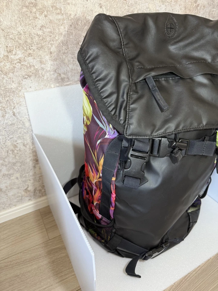 Mochila Nixon Rolltop Rara Negra Estampado Floral Japón Regalo Exclusivo Foto 4 de 4