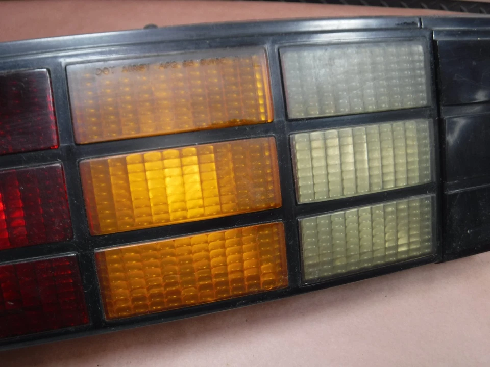 Luz trasera izquierda para conductor Chevy Camaro 82-92 fabricante de equipos originales de fábrica 16503127 envío gratuito Foto 3 de 4