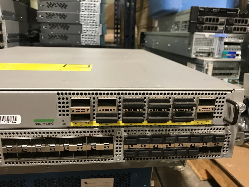 Conmutador Nexus Cisco N9K-C9396PX 96x10GE SFP+ puertos con fuente de alimentación doble Foto 3 de 4