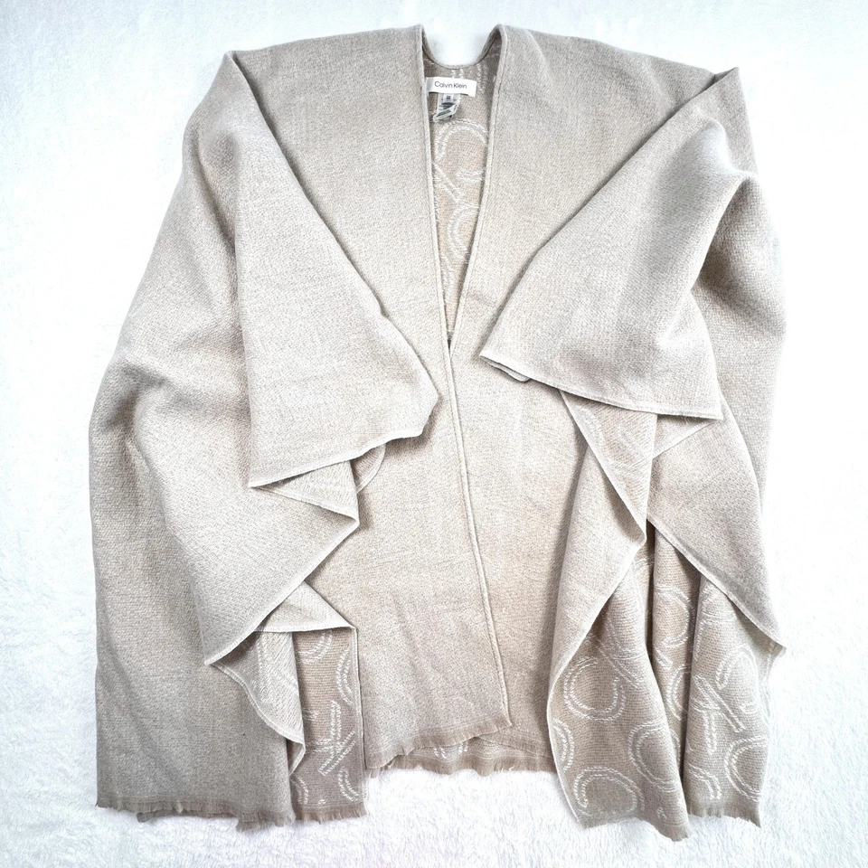 Poncho envolvente de ruana Jacquard logotipo beige tostado beige talla única calvin Klein chal para mujer Foto 2 de 4