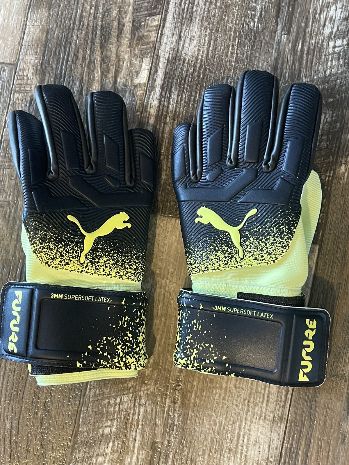 Puma Future Z Football Goalkeeper Gloves Black Green