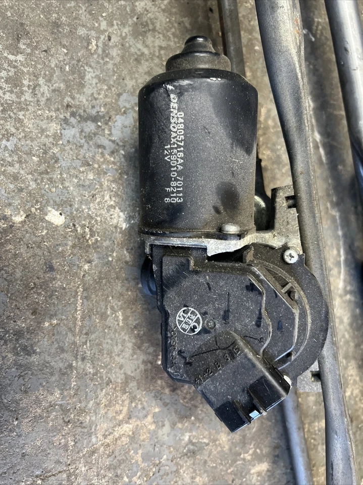 Chrysler 300C CRD HEMI Front WINDSCREEN WIPER LINKAGE MOTOR MECH 05-10 - Image 2 of 2