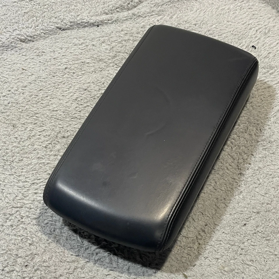 Chrysler 300 2008-2010 cargador consola central tapa reposabrazos pizarra oscura Foto 2 de 4