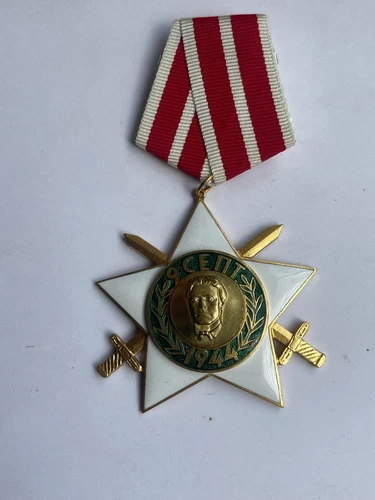 BULGARIA  COMMUNIST 9 SEPTEMBER ENAMEL MILITARY ORDER 2nd class W/ SWORDS VAR 2