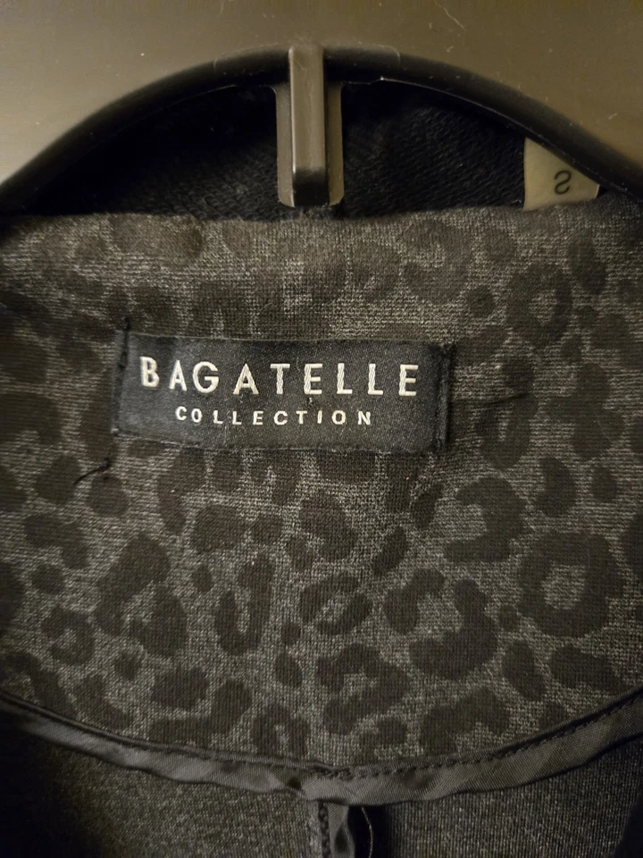 Blazer con capucha pequeña BAGATELLE para mujer aspecto en capas gris estampado de leopardo Foto 4 de 4