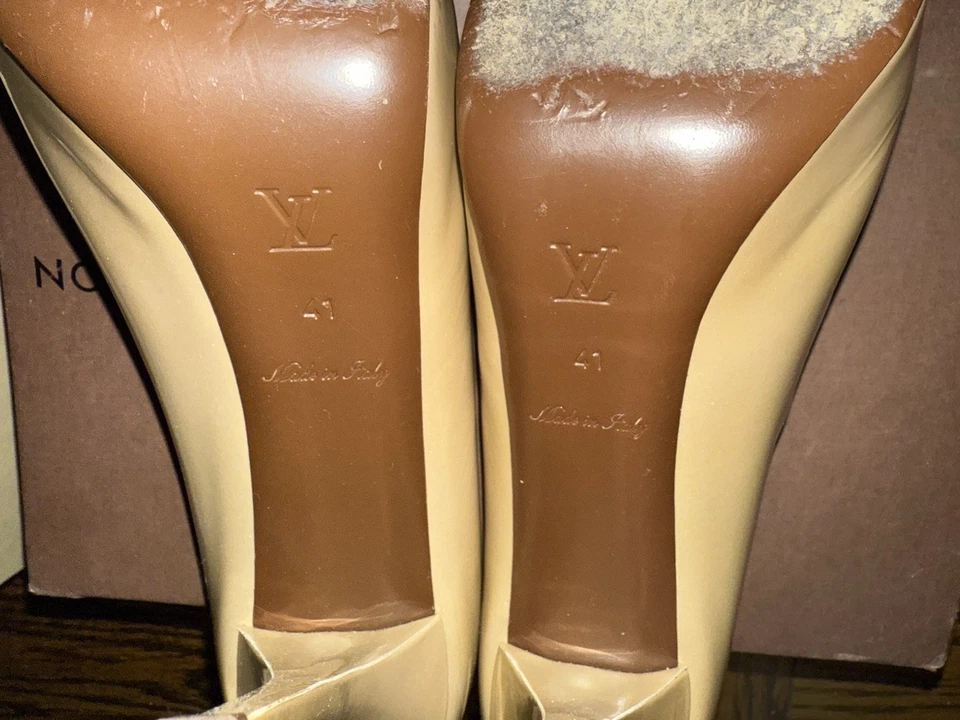 Zapatos de salón Louis Vuitton para mujer de charol con puntera abierta en beige talla 41 LV candado Foto 3 de 4
