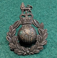 Royal Marines Commando -  bronze coated beret badge
