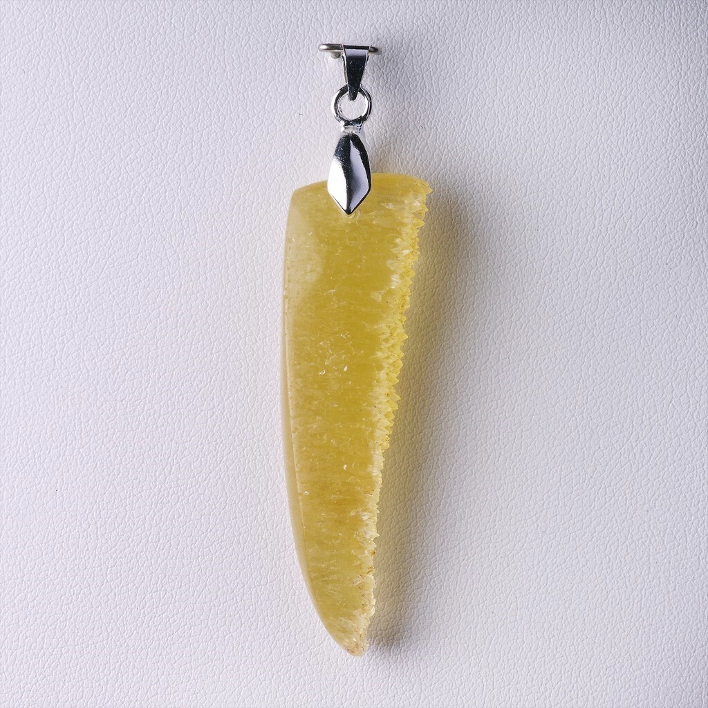 Pendentif calcite Combronde 44,89 CT argent pour sublimer un décolleté terne